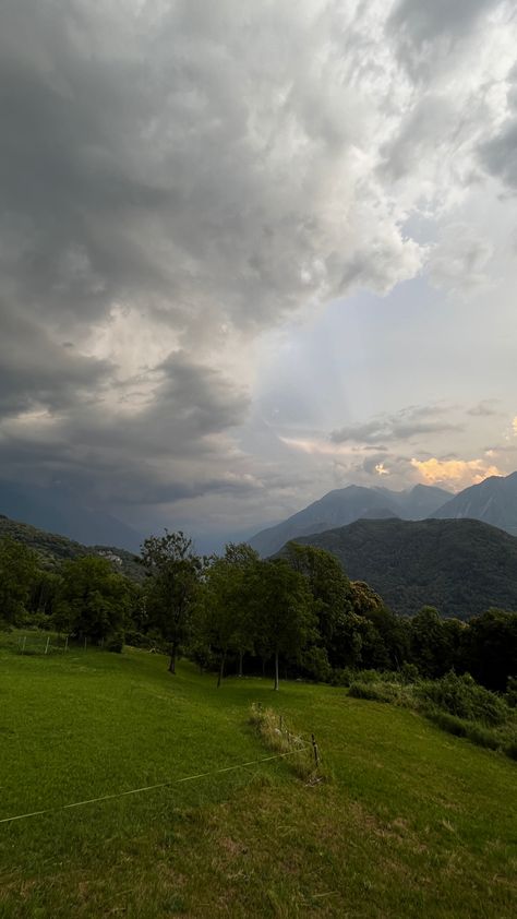 On this board I save beautiful photos of Valtellina. This is a mountainous area in Italy, in the Lombardy region. #mountain #lombardiaregion #aesthetic #sky #storm #rain #valtellina #chempo Nature, Rainy Mountains Aesthetic, Italy Rain, Rainy Vibes, Rainy Sky, Mountains Aesthetic, Rain Wallpapers, Sky Mountain, Aesthetic Sky