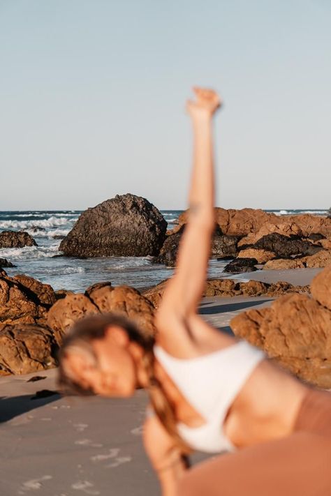 Take a journey to Kirra Beach in the Gold Coast for a stunning 30-minute yoga mini shoot with Jennifer during golden hour. Capture her skills against the breathtaking backdrop of Australia's natural beauty was something special. Click to see more photos! Yoga Outside Nature, Yoga Beach Photoshoot, Yoga Poses Beach, Yoga Nature Aesthetic, Yoga Outdoor Photography, Beach Yoga Photoshoot, Yoga Clothes Aesthetic, Yoga At The Beach, Yoga Beach Aesthetic