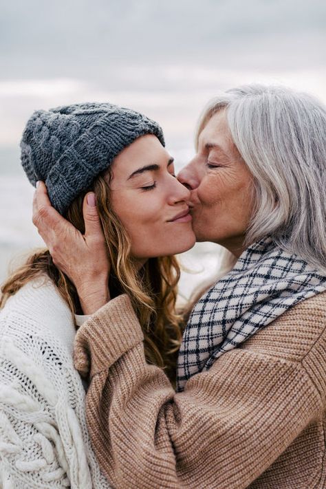 Mother Daughter Movies, Mother Daughter Photography Poses, Mom Daughter Photography, Mother Daughter Poses, Daughter Photo Ideas, Mother Daughter Pictures, Mother Daughter Photoshoot, Shooting Studio, Mother Daughter Photos