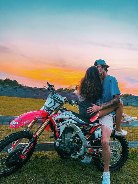 #motocross #mx #dirtbike #motocrosslife #motocouple #couple #goals #sunset #mxcouple Couples By The Fire, Dirt Bike Couples Goals, Couple On Dirt Bike, Couples On Dirt Bikes, Dirt Bikes Couple, Dirt Bike Relationship Goals, Dirt Bike Couple Pics, Dirt Bike Girlfriend, Dirt Bike Couple Relationship Goals