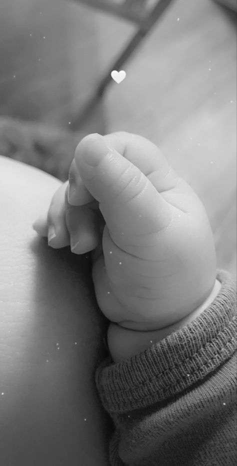 Newborn Hand Pictures, Hand Photos Couple, Baby Hands Photography, Mother And Daughter Aesthetic Faceless, Baby Captions, Newborn Quotes, Baby Announcement Pictures, Newborn Baby Photoshoot, Baby Hand