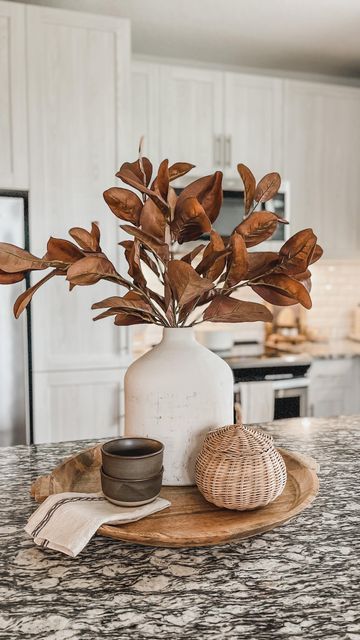 Fall Modern Kitchen Decor, Modern Fall Farmhouse Decor, Fall Decor Bar Counter, Modern Farmhouse Decor Apartment, Simply Fall Decor, Minimal Fall Table Decor, Modern House Fall Decor, Kitchen Island Decor Wood Tray, Thanksgiving Decorations Kitchen Island