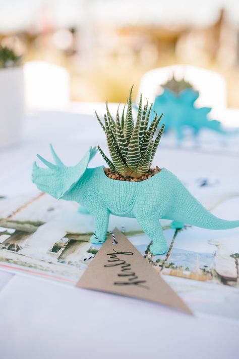 Dinosaur Party – Court turns 2 – Roar!!! Styled by Mama Jacquelyn Kazas of Beijos Events#Festadinossauro ideias #festadinossauro lembrancinhas #festadinossauro decoração #festadinossauro aniversario #festadinossauro mesa de doces #festadinossauro bolo #festadinossauro docinhos #festadinossauro convite #festadinossauro papelaria #festadinossauro simples #festadinossauro fundo de mesa #festadinossauro centro de mesa #festadinossauro mesa de convidados #festadinossauro mesa das crianças #festadinos Dinosaur 2nd Birthday, Festa Jurassic Park, Dinosaur Baby Shower Theme, Vintage Party Ideas, Dinosaur Birthday Theme, Dino Birthday Party, Dinosaur Theme Party, Dinosaur Baby Shower, Cadeau Diy