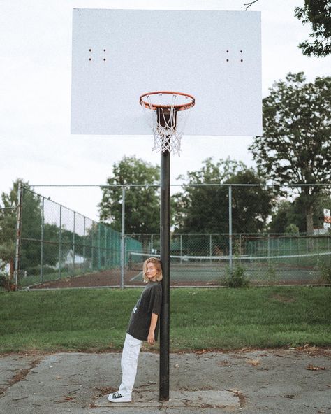 Basketball Park Photoshoot, Basketball Court Fashion Shoot, Basketball Court Photoshoot Ideas, Photoshoot On Basketball Court, Editorial Basketball Photoshoot, Vintage Basketball Photoshoot, Photo Shoot Ideas Street, Basketball Court Editorial, Bowling Alley Senior Pictures