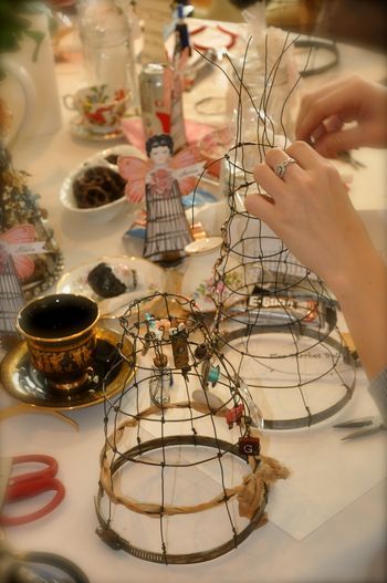 Cage making idea (no instructions) Santos Dolls, Cage Dolls, Wire Dolls, Cage Skirt, Assemblage Art Dolls, Doll Skirt, Tea Cups And Saucers, Tomato Cages, Spirit Dolls