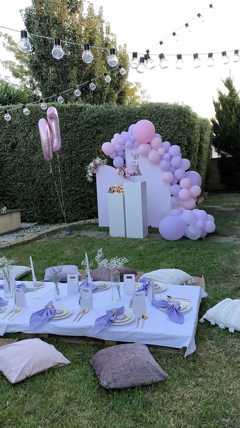 Picnic Pillows, 17 Balloons, Lavender Balloons, Lunch Aesthetic, Grass Backyard, Backyard Park, Purple Sweet 16, Brunch Party Decorations, Birthday Party At Park