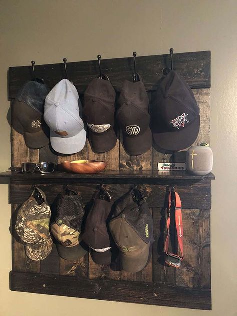 Wood Hat Rack Diy, Garage Hat Rack, Diy Rustic Hat Rack, Hat Rack For Boys Room, Pallet Hat Rack Diy, Diy Hat Hanger Ideas, Rustic Hat Rack Diy, Hat Racks Diy, Hat Rack Ideas Men