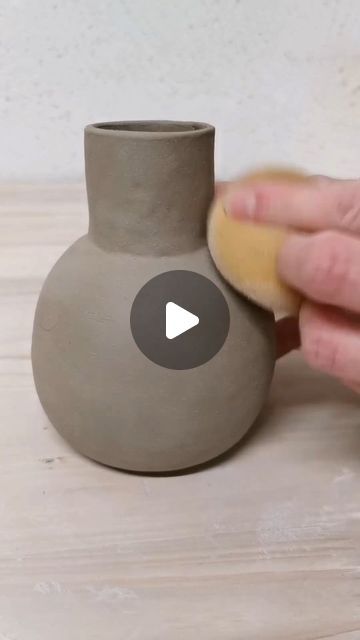 Hand Build Pottery Vase, Clay Pinch Pots Ideas, Vase Glazing Ideas, Hand Pinched Pottery, Pinch Pot Vase Ideas, Diy Pottery Vase, Ceramic Vase Diy, Hand Built Pottery Vase, Pottery Pinch Pots Ideas