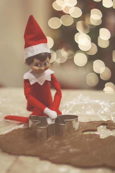 Elf on the Shelf making Gingerbread Cookies. Christmas Aesthetic Elf On The Shelf, Christmas Elf Aesthetic, Aesthetic Elf On The Shelf, Elf On The Shelf Aesthetic, Elf On The Shelf Gingerbread, Santa Aesthetic, Christmas Vsco, Table Holiday Decor, Preppy Xmas