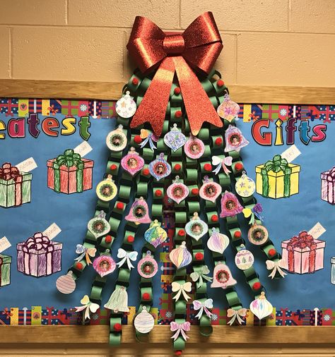 Holiday Boards For School, Natal, Christmas Theme Board Classroom, Christmas And New Year Bulletin Boards, Christmas School Display Boards, Christmas Tree Display Board, Santa Sleigh Bulletin Board, Christmas Grinch Bulletin Board Ideas, 3d Christmas Bulletin Boards