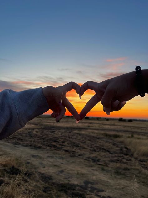 2 people making a heart with their fingers in front of an orange sunset. Nature, Sunset With Friends Aesthetic, Sunset Together, Sunset Friends, Sunset Love, Days Like This, Love Days, Cute Aesthetic, Sunset Pictures