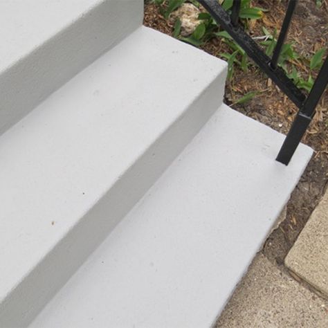 An Inexpensive Way to Make Your Worn Concrete Stairs Look Brand New Concrete Front Steps, Cement Steps, Painted Concrete Steps, Concrete Painting, Concrete Patio Makeover, Front Porch Steps, Painting Cement, Front Porch Makeover, Floor Painting