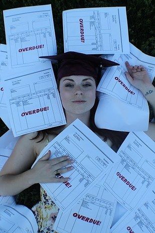 A college student decided to forgo the traditional graduation photo shoot and instead posed with a real, lasting legacy of her college experience: her debt. | This College Theater Major Posed With Her Student Loans In Her Grad Photos Creative Graduation Pictures, Pharmacy School Graduation Party, Theater Major, Graduation Pictures College, Pharmacy School Graduation, Graduation Photo Shoot, Senior Year Things, Photo Yearbook, Grad Picture Ideas