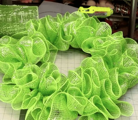 Grinch Ribbon Wreath, Grinch Deco Mesh Wreath, How To Make A Grinch Wreath, Grinch Wreath Diy How To Make, Grinch Mesh Wreath, Grinch Wreath Ideas, Grinch Wreath Diy, Diy Grinch Wreath, Grinch Wreaths