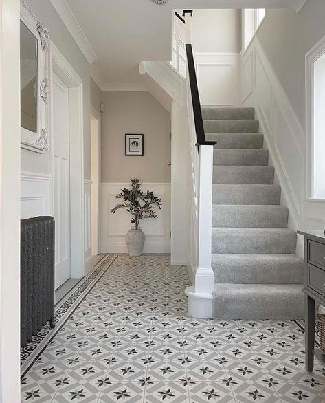 Classic Hallway, Lambriseringen Gang, Stairs And Hallway Ideas, Hallway Tiles Floor, Hall Tiles, Entrance Hall Decor, Grey Hallway, Hal Decor, Victorian Hallway