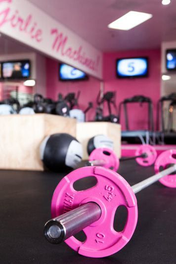 Fit Girl's Diary Why Girls Should Lift Weights! - Breaking The Myth About Girls & Weight Lifting » Fit Girl's Diary Woman Cave, Girls Weight Lifting, Foto Sport, Pink Gym, Workout Room, Pink Workout, Garage Gym, I Work Out, Gym Time