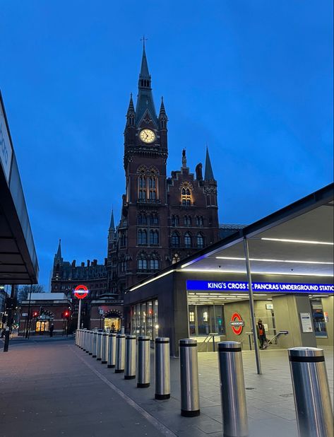 Kings Cross Aesthetic, British Train Aesthetic, London Kings Cross, Kings Cross London, London 2000s Aesthetic, London Train Aesthetic, North London Aesthetic, British Winter Aesthetic, Kings College London Aesthetic