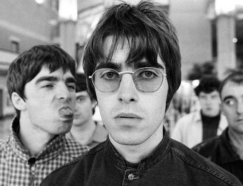 Oasis' Noel Gallagher sticks tongue out at brother LIam Oasis Brothers, Liam Oasis, Oasis Live Forever, Oasis Live, Oasis Album, Dekorasi Halloween, Liam Gallagher Oasis, Wonder Wall, Oasis Band