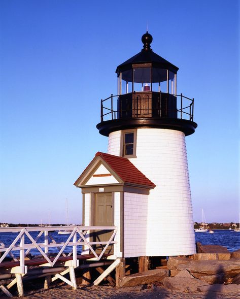 4 Day Trips from NYC for When You Need a City Escape | L'Essenziale Best Us Vacations, Things To Do In Nantucket, Brant Point Lighthouse, Day Trip To Nyc, Narragansett Rhode Island, Nantucket Home, Nantucket Red, Harbor Lights, Nantucket Island