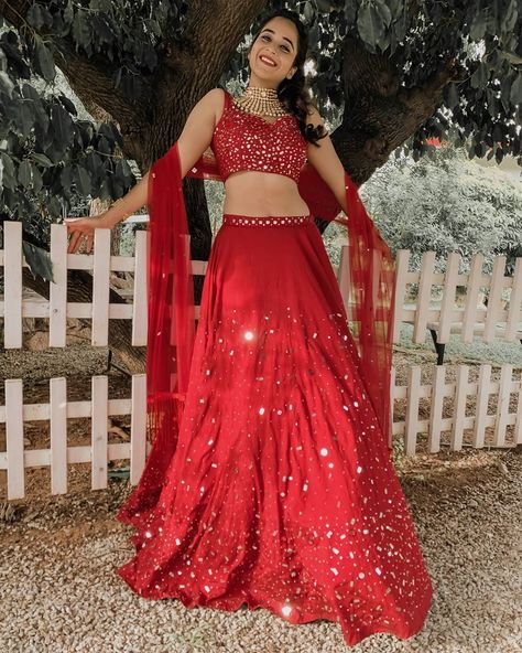 Deepthi Sunaina, Lehnga Designs, Red Lehenga, Indian Lehenga, Bigg Boss, Indian Girl, Beautiful Women Faces, Designs For Dresses, Indian Fashion Dresses