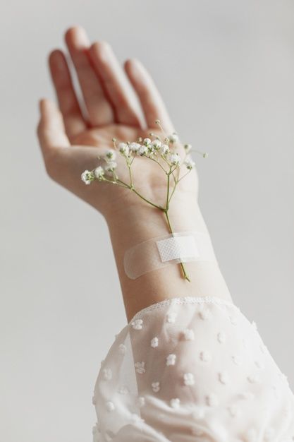 Lovely flowers taped on hand | Free Photo #Freepik #freephoto #floral #flowers #hand #nature Hand And Flower, Hands With Flowers, Hands Flowers, Aesthetic Hands, Hand Aesthetic, Hands Love, Hands Aesthetic, Business Card Design Minimalist, Hands Photos