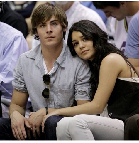 Zac and Vanessa at a game Zac Efron Vanessa Hudgens, Zac Efron Movies, Estilo Vanessa Hudgens, Zac And Vanessa, Zach Efron, Troy And Gabriella, Zac Efron And Vanessa, High School Musical 3, Troy Bolton