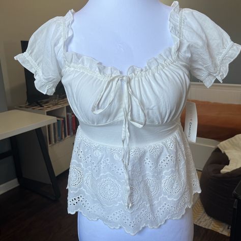 White Baby Doll Top With Lace Details Size Xs // 100% Cotton // Nwt + Never Worn Babydoll Shirt Outfit, Dream Reference, Babydoll Top Outfit, Baby Doll Tops, Baby Doll Outfit, Small Baby Dolls, Thrift Inspo, White Crochet Top, Baby Doll Top