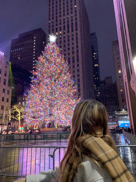 New York Christmas Best Friends, New York Christmas Aesthetic Couple, Nyc Instagram Pictures Christmas, Nyc Christmas Photo Ideas, New York Winter Picture Ideas, Nyc Photoshoot Ideas Winter, Nyc Christmas Picture Ideas, Nyc Aesthetic Winter, Nyc Ice Skating