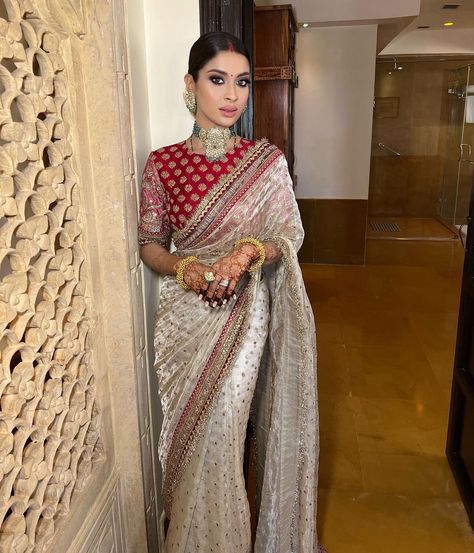 Samaira Sandhu on Instagram: “Makeup @samairasandhu Outfit @sabyasachiofficial Jewellery @neelkanthjewellery” Simple Saree Designs, Latest Bridal Lehenga, Reception Outfit, Saree Wearing Styles, Fashionable Saree Blouse Designs, Indian Bride Outfits, Fancy Sarees Party Wear, Latest Bridal Dresses, Saree Designs Party Wear