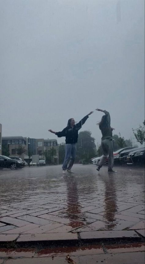 Dancing In The Rain With Bestie, Bestie Rain Pics, Cute Instagram Pictures Rainy Day, Pics To Take In The Rain, Dancing In The Rain Friends, Pictures To Take In The Rain, Rain Day Pictures, Photos To Take In The Rain, Pictures In Rain Photo Ideas