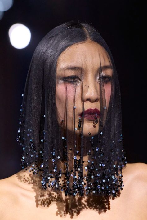 Miss Sohee Spring 2023 Couture Fashion Show Details | The Impression Headgear Fashion, Miss Sohee, Dramatic Veil, Spring 2023 Couture, Masquerade Outfit, 2023 Couture, Headpiece Diy, Collection Couture, Fantasias Halloween