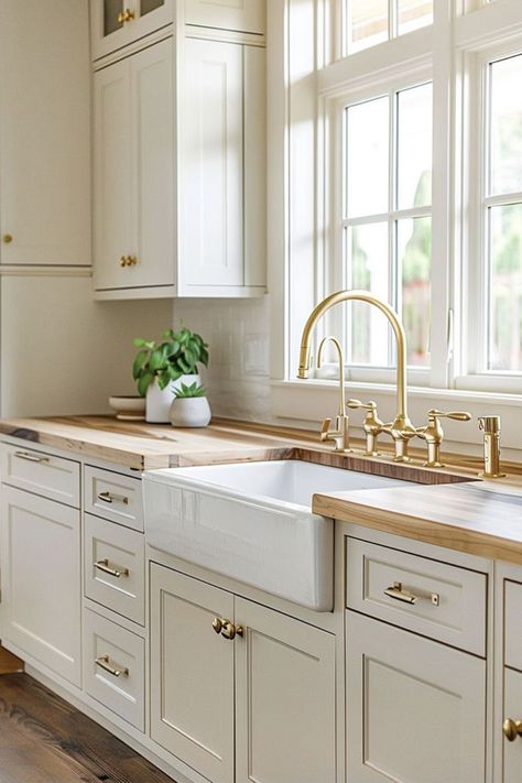 Cream And Gold Kitchen, Kitchen Gold Accents, Dream Kitchen Design Luxury, Unlacquered Brass Kitchen, Dream Kitchen Design, Luxury Kitchen Designs, Gold Kitchen Hardware, Cream Kitchen Cabinets, Dreamy Kitchens