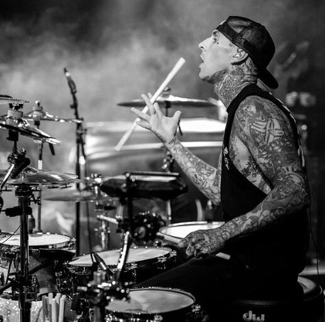 Travis Barker...The Way he plays the Drums....OMGGGG♥♥♥♥♥ Travis Barker Drumming, Playing The Drums, Band Photoshoot, Playing Drums, Tattoo Music, Tom Delonge, The Devil's Advocate, The Drums, Travis Barker