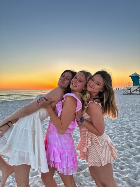 Cute Photos For Friends, Three People Beach Poses, 3 Friend Pics, Photo Inspiration With Friends, Photos To Recreate At The Beach, Beach Poses 3 Friends, Beach Trio Poses, 3 Person Beach Pictures, 2 Person Insta Poses