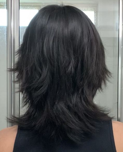 @mariyacerg on instagramv Haircut For Straight Medium Hair, Long Face Wolfcut, Long Soft Mullet Haircut, Hair Dye With Black Hair, Wolfcut Hair Black Woman, Bangs For Wolfcut, Women Haircut Layers, Textured Face Framing Layers, Emo Curtain Bangs