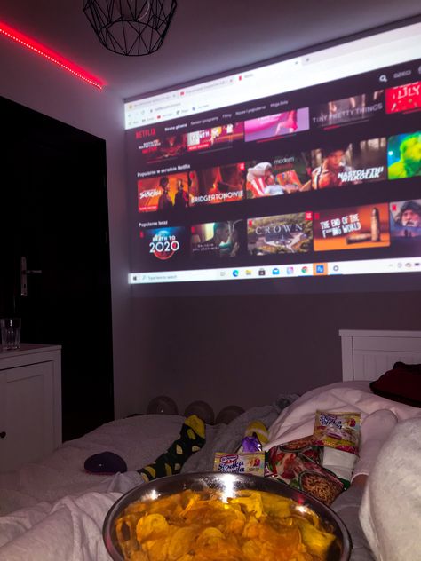 movies, netflix, movie night, on big screen, food, comfy, cosy, colors, sleepover, sleepover ideas Movie Night In Bedroom, Movies Night Aesthetic, Watching Movies Aesthetic Night, Projector Screen Living Room, Comfy Movie Night, Netflix Date, Weekday Routine, Movie Night Date, Movie Night Aesthetic