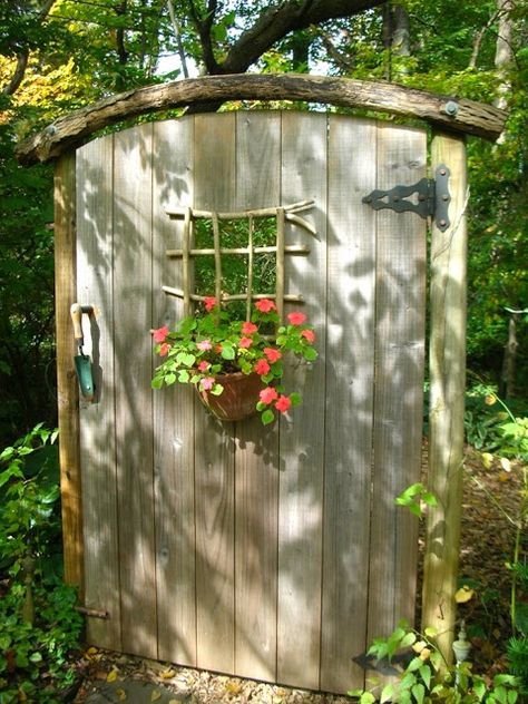 Two Men and a Little Farm: SECRET GARDEN DOOR INSPIRATION THURSDAY Secret Garden Door, Dekorasi Bohemia, Creative Garden Decor, Jardim Diy, Garden Entrance, Garden Deco, The Secret Garden, Creative Gardening, Unique Gardens