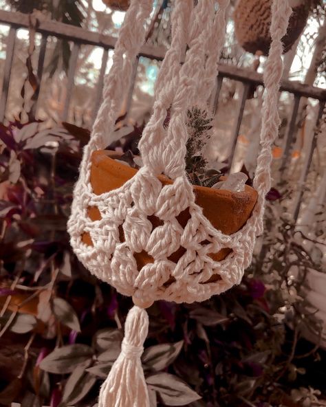 FREE Boho Plant Hanger Crochet Pattern — Baecrochett by Lizzy & Becky Crocheted Plant Holders, Granny Square Plant Hanger, Free Hanging Plant Crochet Pattern, Crochet Functional Items, Bernat Maker Home Dec Patterns Crochet, Functional Crochet Projects, Crochet House Decor, Small Things To Crochet, Crochet Plant Hanger