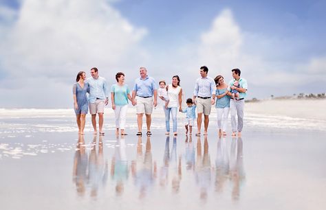 Family photo on the beach ... love the light blues and greens ... love the reflection on the beach! Beach Family Photos Blue And Green, Large Family Beach Photos, Beach Family Pictures, Photo On The Beach, Beach Photoshoot Family, Beach Picture Outfits, Big Family Photos, Extended Family Photos, Beach Photography Family