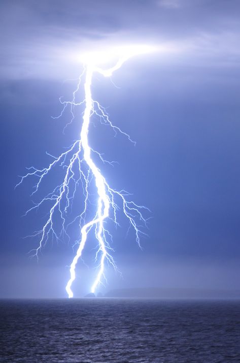 Bolt Of Lightning, Pictures Of Lightning, Lightning Photos, Lightning Photography, Wild Weather, Lightning Storm, Weather Photos, Lightning Strikes, Natural Phenomena