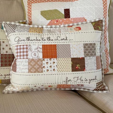 I made two different Thanksgiving pillows using the Merry and Bright Pattern by @amysinibaldi. (One for a sweet friend and one for me).… | Instagram Couture, Patchwork, Friendship Pillow Ideas, Small Pillows Ideas, Quilted Pillows Decorative Pillows, Quilt Pillows Ideas, Christmas Pillows To Make, Quilt Pillow Pattern, Fall Pillows Diy