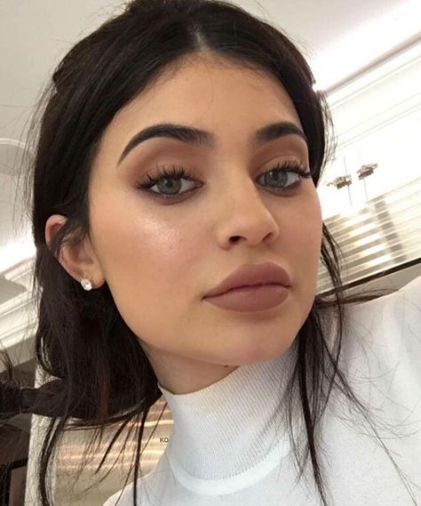 Kylie wearing "Exposed" Jesse James, Kim K Style, Maquillage Kylie Jenner, Looks Kylie Jenner, Kylie Makeup, Estilo Kylie Jenner, Jenner Makeup, Kylie Jenner Makeup, Beauty Make-up