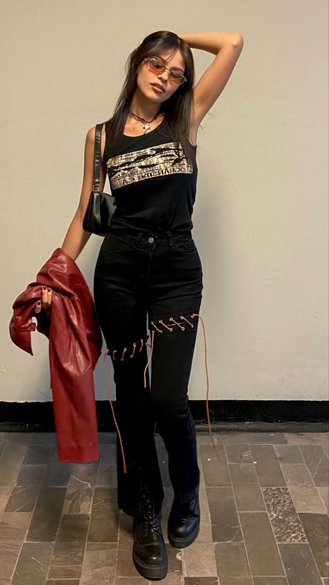 Glam Rock Casual Outfit, Cool Rockstar Outfit, Leather Pant Outfits For Women, Rockstar Outfit For Women Aesthetic, Rockstar Girlfriend Concert Outfit, Alternative Concert Outfit Ideas, Rockstar's Girlfriend Outfits, Rockstar Girlfriend Style Aesthetic, All Black Alternative Outfit