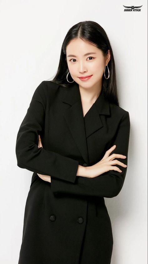 Corporate Headshot Poses, Female Lawyer Fashion, Resume Photo, Professional Profile Pictures, Business Portraits Woman, Na Eun, Professional Headshots Women, Korean Photoshoot, Photographer Outfit