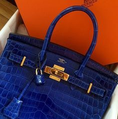 Cute Luxury Hermes Handbag.  Do you like this bag style?   #handbags #hermeslove #hermesbags #luxurylife #luxuryhandbags #hermeslovers Blue Birkin, Alligator Handbags, Chique Outfits, Sacs Design, Balenciaga Handbags, Hermes Birkin Handbags, Handbags Black, Hermes Bag Birkin, Fancy Bags