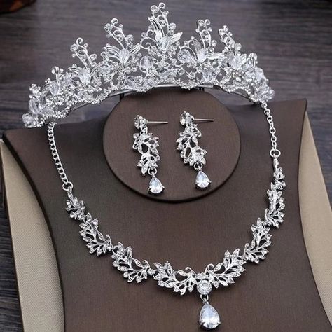 50+ of The Best Wedding Jewelry Sets with Crown, Tiara, Necklace, and - Innovato Design Wedding Jewellery Designs, Beautiful Tiaras, Silver Bling, Fine Silver Jewelry, Ball Earrings, Wedding Accessories Jewelry, Crystal Accessories, Wedding Bridal Jewellery, Fancy Jewellery