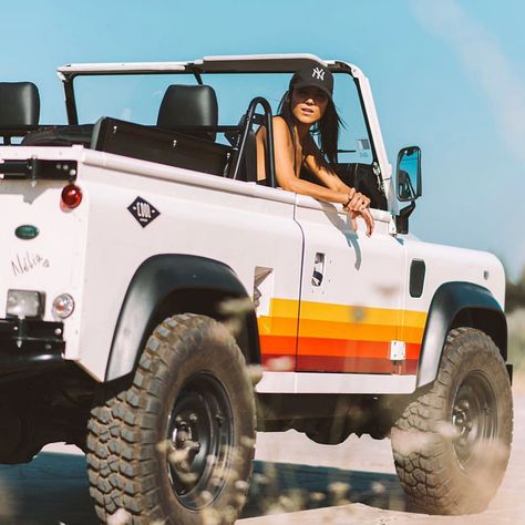 coolnvinage gives the land rover defender D90 retro vibes Range Rover Aesthetic, Rover Aesthetic, Shooting Couple, Jimny Suzuki, Combi Volkswagen, Beach Cars, Sunday Mood, Landrover Defender, Dream Cars Jeep