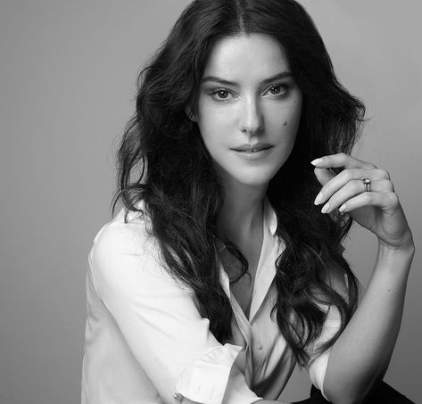 Long before London makeup guru Lisa Eldridge earned over a million subscribers on YouTube with what are arguably the genre’s best video tutorials, she was giving one-on-one lessons at the Lancôme counter at Harrods. Popular Pins, London, Million Subscribers, Lisa Eldridge, London Makeup, Makeup Guru, Video Tutorials, Harrods, Makeup Artist