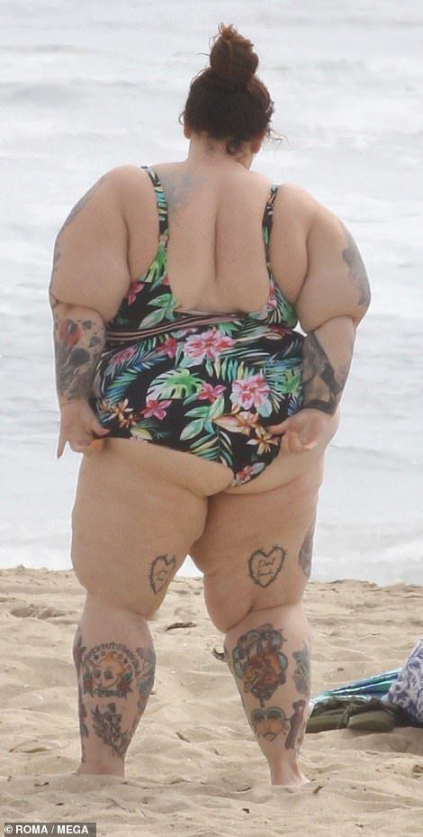 Plus-size model Tess Holliday slips into a plunging swimsuit as she frolics in the waters at beach | Daily Mail Online Tess Holiday, Tess Holliday, Backless One Piece Swimsuit, Floral Swimwear, Malibu Beach, Plunge Swimsuit, Look Plus Size, Looks Plus Size, Fat Women