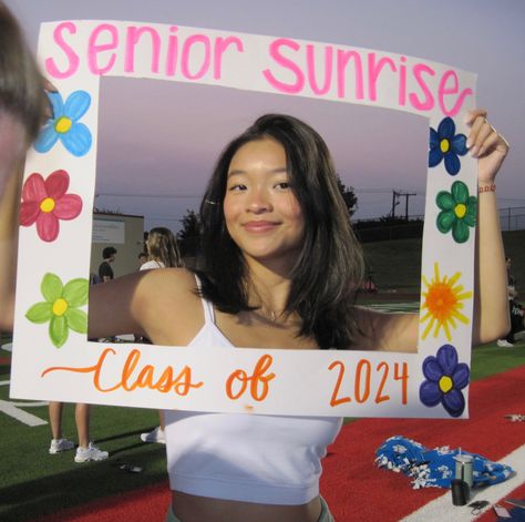 Senior Photo Frame Ideas, Senior Class Poster Ideas, Senior Box Designs, Seniors Classroom Decor, Senior Sunrise Photo Frame, Senior Sunrise Frame, Senior Slideshow Ideas, Senior Sunrise Pictures, Senior Sunrise Banner